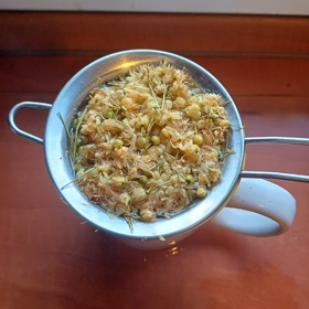 Nejprve uvařte silný lipový čaj.