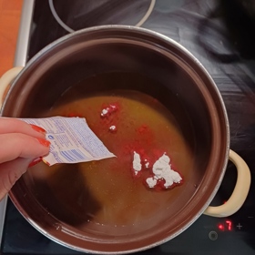 Do čaje přidejte želatinu.