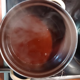 Poctivě míchejte, dokud se želatina nerozpustí.