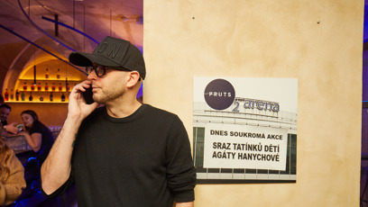 FOTO: TMBK si i na křtu neodpustil vtípek. "Dnes soukromá akce. Sraz tatínků dětí Agáty Hanychové," stálo hned u vstupu.