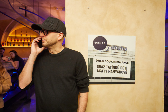 FOTO: TMBK si i na křtu neodpustil vtípek. "Dnes soukromá akce. Sraz tatínků dětí Agáty Hanychové," stálo hned u vstupu. – stránka 47