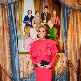 Zpěvačka Helena Vondráčková má slabost pro černé semišové kozačky. Bez obav je kombinuje s večerními šaty.