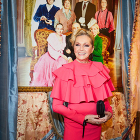 Helena Vondráčková šaty doplnila černým psaníčkem a černými semišovými kozačkami.