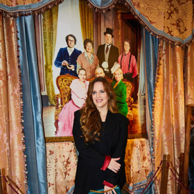 Herečka Petra Nesvačilová vynesla do Lucerny černý kalhotový kostým s červenou podšívkou. Doplnila jej zelenou kabelkou značky Bulgari s typickým znakem Serpenti a šperky Messika. Sako pochází z dílny módního návrháře Michaela Kováčika.