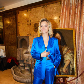 Herečka Simona Lewandowská oblékla na premiéru modrý saténový kostýmek.