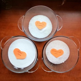 Základem šumivých bomb je jedlá soda, kyselina citronová a sůl.