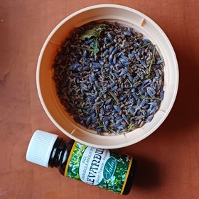 Díky esenciálnímu oleji budou šumivé bomby krásně vonět.