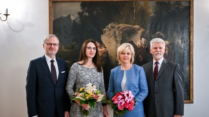 FOTO: Eva Pavlová zvolila modrý komplet, Jana Fialová zase šaty s potiskem.