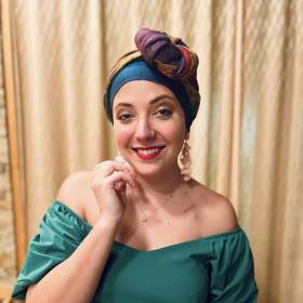 Zpěvačka Anička Slováčková už má turban také v barvě duhy - a moc jí sluší.