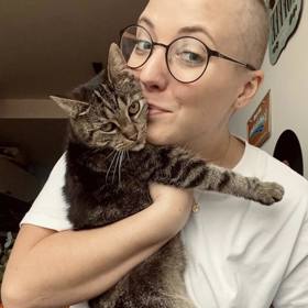 Anička Slováčková se nebojí ukázat svým fanouškům bez pokrývky hlavy.