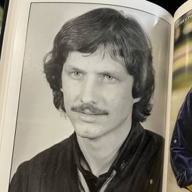 Stanislav Hložek s knírem, který si prý přála Hana Zagorová. Sám se takto označil za sňatkového podvodníka.