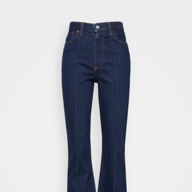 Džíny bootcut s vertikálním členěním prodlužují siluetu. ( Abercrombie&Fitch, 2380 Kč)