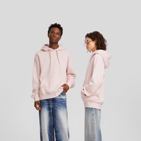Růžová s přídomkem unisex. To je Millennial Pink. (Mikina, Bershka, 549 Kč)