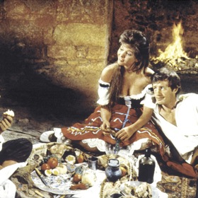 Belmondo s Claudií Cardinale na večírku po premiéře házeli na hosty krupicové knedlíčky. O něco později pak na tiskové konferenci odpovídal herec pouze ve slipech.