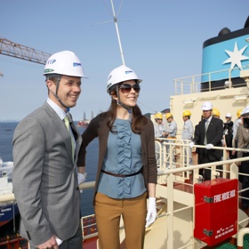 Mary je po boku svého manžela elegantní v každé chvíli.