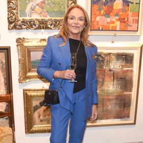 Bývalá první dáma Dagmar Havlová oblékla na křest knihy Andrey Sedláčkové modrý kalhotový kostým, který doplnila černým topem a mladistvými fialovo-modrými teniskami. 