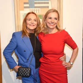 Dagmar Havlová s Adreou Sedláčkovou. Modrý kostýmek doplnila Dagmar menší kabelkou Chanel v klasickém provedení černé prošívané kůže.