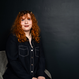 Ačkoliv sama Thea byla týrána, měla velkou starost hlavně o brášku, kterého otec za každý prohřešek bil hlava nehlava.