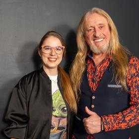 Zpěvák Kamil Střihavka navštívil talk show LifeeTalk. Na snímku s redaktorkou Lifee.cz, Veronikou Novákovou.