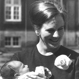 Dánský korunní princ Frederik přišel na svět  26. května 1968. Na fotografii je se svou maminkou, budoucí královnou Markétou II.