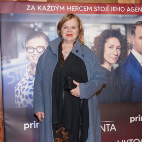 Herečka Sabina Remundová přišla v modrém zimním kabátu, pod kterým skrývala oranžovo-černé šaty s dlouhým rukávem.