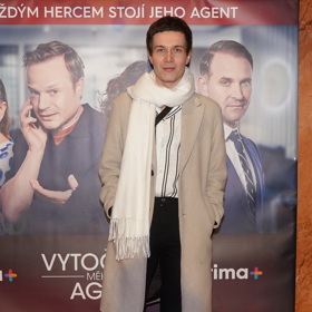 Herec Daniel Krejčík se v Lucerně objevil v béžovém zimním kabátu a s dlouhým bílým šálem.