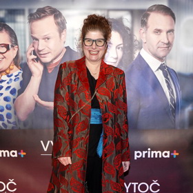 Režisérka Alice Nellis zářila v dlouhém kabátu s nachovou výšivkou, pod kterým skrývala černý komplet přepásaný modrým kusem látky.