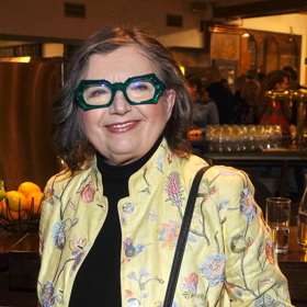 Slovenská herečka Zuzana Kronerová miluje extravagantní brýle. Dokazuje to snad s každým dalším outfitem. Na premiéře snímku Vytoč mého agenta doplnila zelenými masivními obroučkami jemný pastelový kabátek s výšivkami.