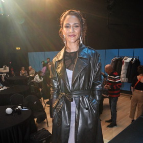 Zpěvačka Eva Burešová vynesla tento působivý černý kabát, u kterého člověk může být na pochybách, zda se jedná o koženku nebo pravou kůži.