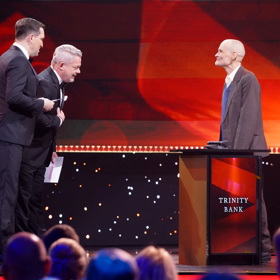 Karel Nešpor s moderátory večera, Alešem Hámou a Ondřejem Sokolem.