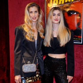 I premiéru filmu Krvavý Johann zdobila půvabná dvojice matky s dcerou. A opět nechyběly třpytivé outfity.