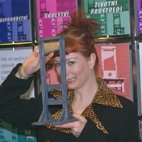 Herečka Bára Štěpánová moderovala pořad Gilotina v extravagantních účesech.