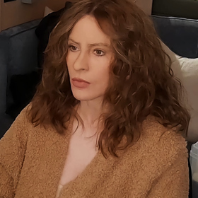 Proměnou prošly i její vlasy, byť najít věrohodný účes byl trošku oříšek. Herečka tak denně trávila v maskérně hodinu a půl.