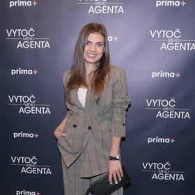 Denisa Pfauserová se nebojí široké kalhoty vynést ani v rámci kalhotového kostýmku. 