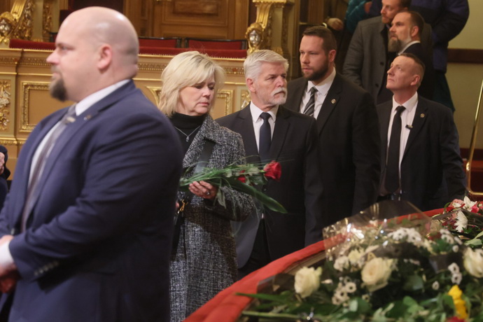 FOTO: Petr Pavel s manželkou Evou Pavlovou na pohřbu Jany Hlaváčové. – stránka 1665
