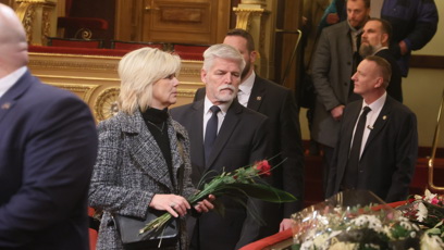 FOTO: Petr Pavel s manželkou Evou Pavlovou přišli uctít památku herečky Hlaváčové.