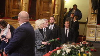 FOTO: Petr Pavel s manželkou Evou Pavlovou donesli květiny.