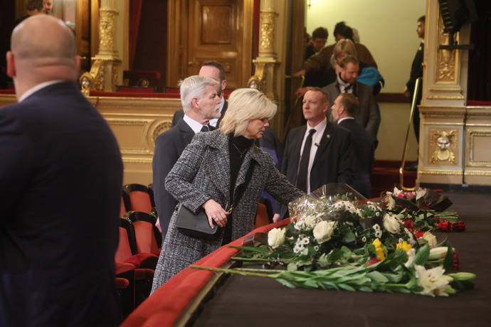FOTO: Prezident Petr Pavel s první dámou Evou Pavlovou v Národním divadle. – stránka 1662