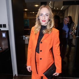 Herečka Elizaveta Maximová oblékla na křest kalendáře Proměny oranžový kostýmek s vysokým pasem. Doplnila jej černým krajkovaným topem a černým koženým psaníčkem.