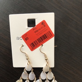 Kostým jsem doplnila naušnicemi za příznivou cenu 80 Kč. Celý nákup mě tak vyšel na 1 576 Kč.