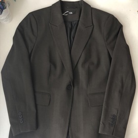 Hnědé sako s jemným proužkem jsem zakoupila v C&A za 998 Kč, PC 1 598 Kč.