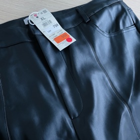 Koženkové kalhoty nejlépe sedly v Reserved. Ty byly zlevněné ze 799 korun na 559 Kč.