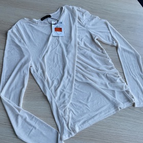 Průhledný top, který je navrstvený na hrudi, aby neukazoval plně podprsenku, zakoupila v Mohitu.