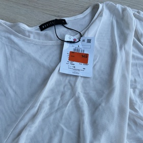 Top byl zlevněný ze 499 Kč na 149 Kč.