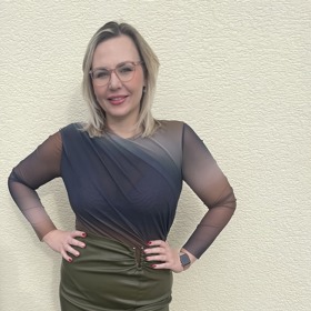 Tady je fotka rok poté na stejném místě, ve stejném oblečení, jen o 19 kilo lehčí.