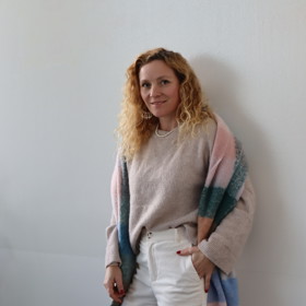 Módní redaktorka Jana si odnesla set svetru a manšestrových kalhot z obchodu Lindex, který doplnila maxišála Aldo.