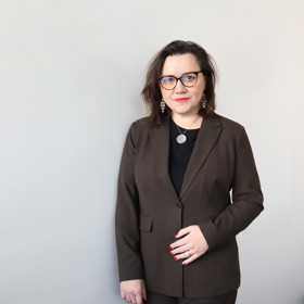 Šéfredaktorka Markéta ulovila ve slevách skvěle padnoucí kalhotový kostým.