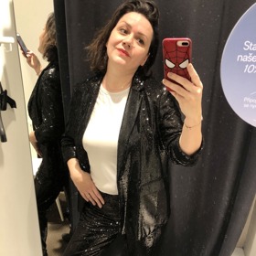 Láskou na první pohled byl flitrovaný černý kostýmek, vycházel po slevě na necelých 1 700 Kč. 