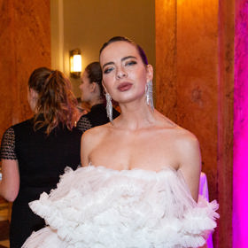 Debbie Brown v nabíraných bílých šatech celá zářila. 