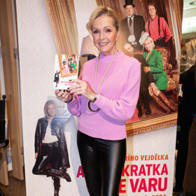 Kozačky nosí Helena Vondráčková s oblibou také s koženkovými legínami.